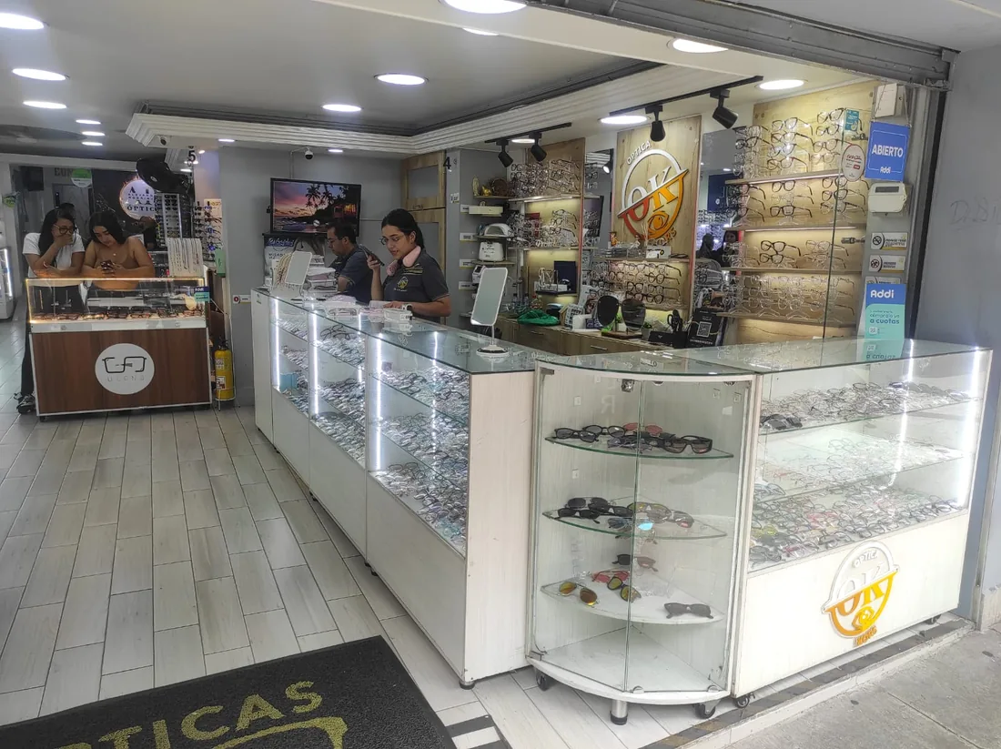 Fachada de Óptica Kors en Medellín
